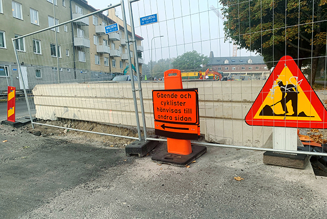 Bild på ett skyltar och stängsel som leder om trafiken.