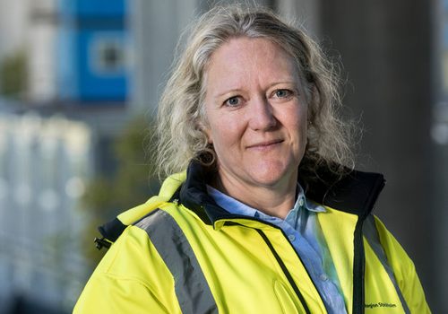 Kvinna i gul varseljacka.