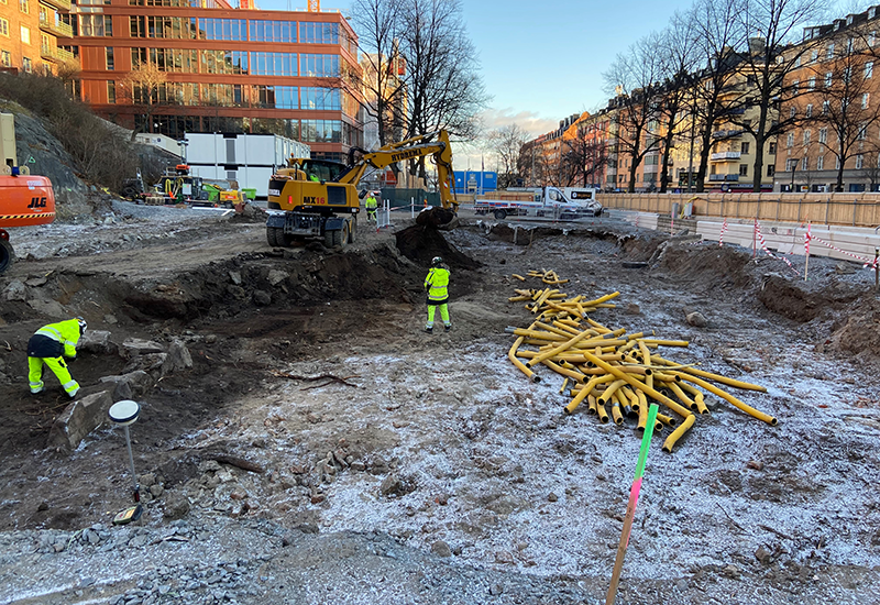 Arbetsområde i Stigbergsparken. Utgrävning av hisschakt pågår. 