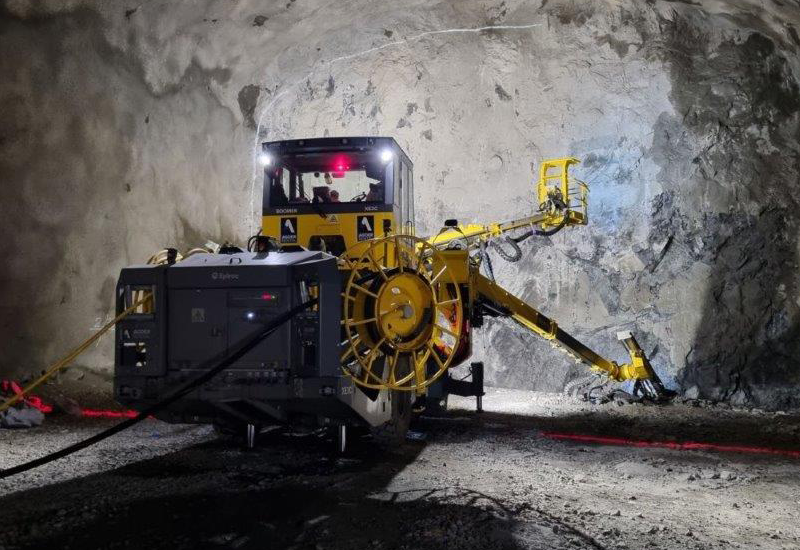 Bilden visar en borrigg inne i en tunnel.