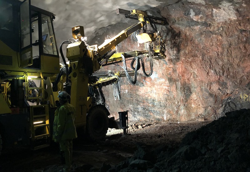 Borrigg borrar i berget.