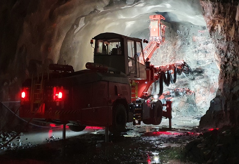 Röd borrigg i tunnel