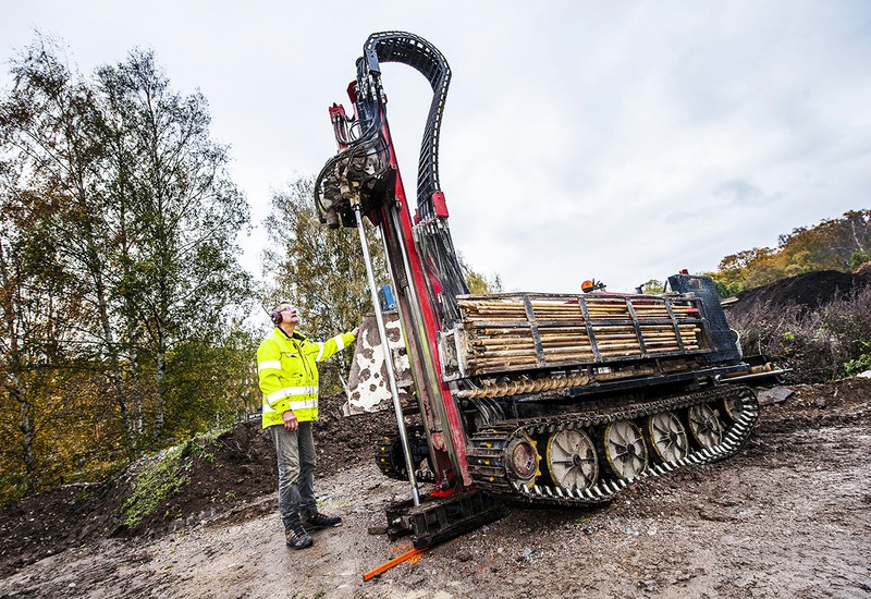 Maskin som borrar ett djupt hål.