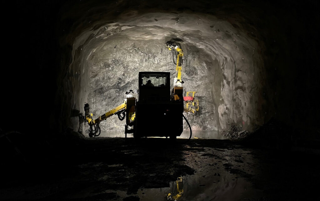 Stor borrigg inne i tunnel.