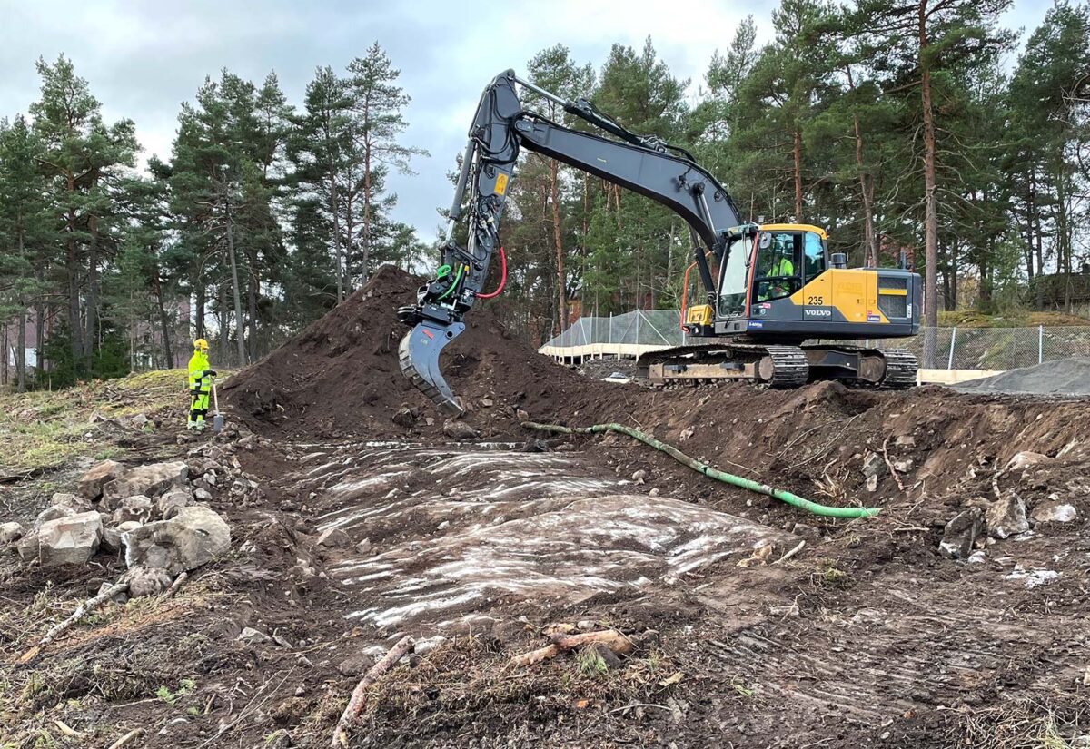 Jorden tas bort med grävskopa