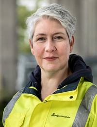 Kvinna i gul varseljacka.