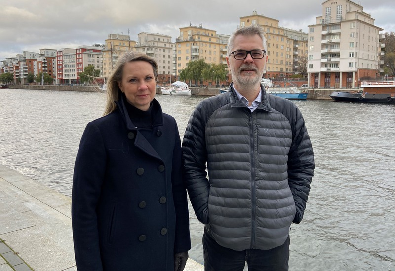 Anna Sandahl och Andreas Burghauser står med ryggen mot Hammarby kanal.