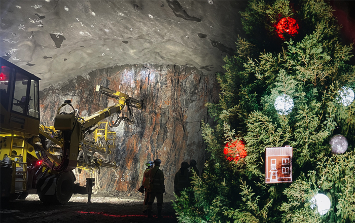 Kollage av två bilder. Till vänster en tunnel och borrigg. Till höger en julgran.