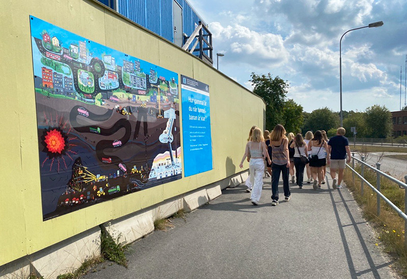 Gult byggplank med nya tunnelbanans