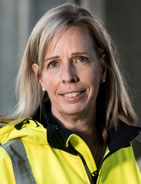 Anna Nylén har axellångt ljust hår och gul reflexjacka.