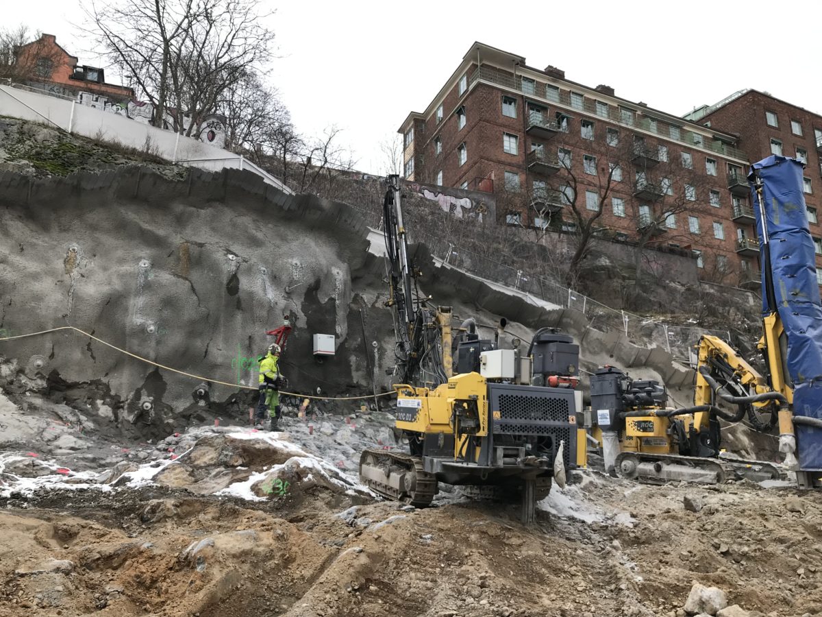 Vy mot Stigberget. Här pågår borrning med två borriggar. Foto: Sofia Carlsson, Implenia
