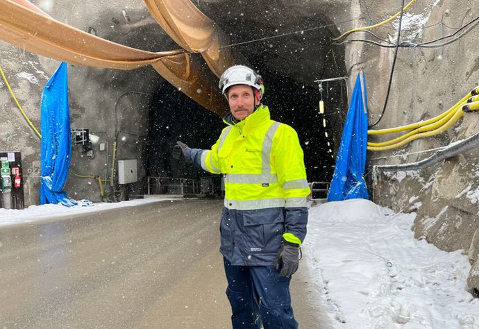 Andreas Lundell står utanför arbetstunneln i Veddesta.