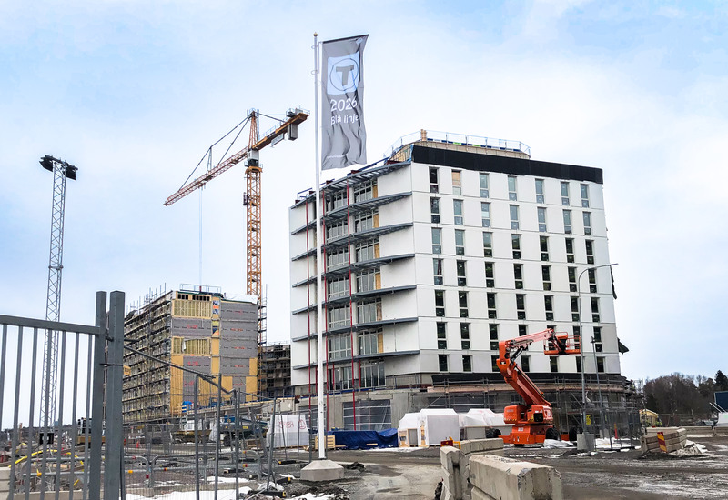 Flaggstång med flagga markerar placeringen för station Barkarbystadens västra uppgång.