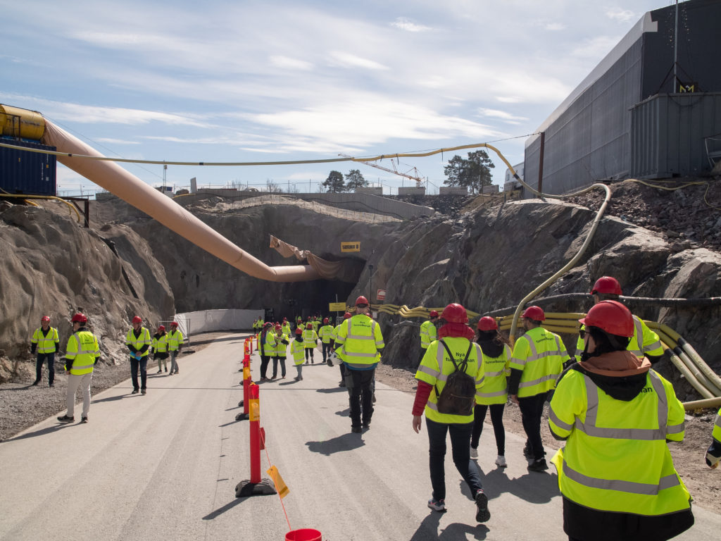 Människor går mot ingången till en arbetstunnel.