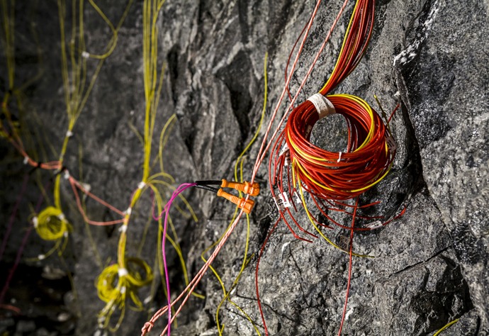 Bild på laddning inför sprängning i berg.