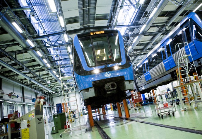 Tunnelbanetåg servas i en depå.