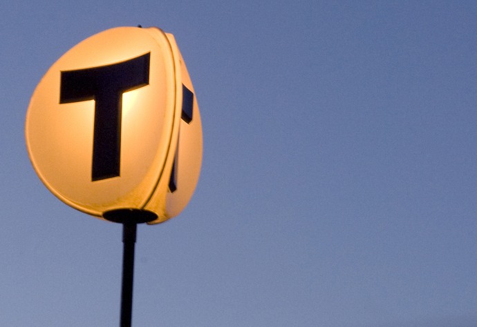 Bild på ett tunnelbane-T som finns utanför tunnelbanestationerna.