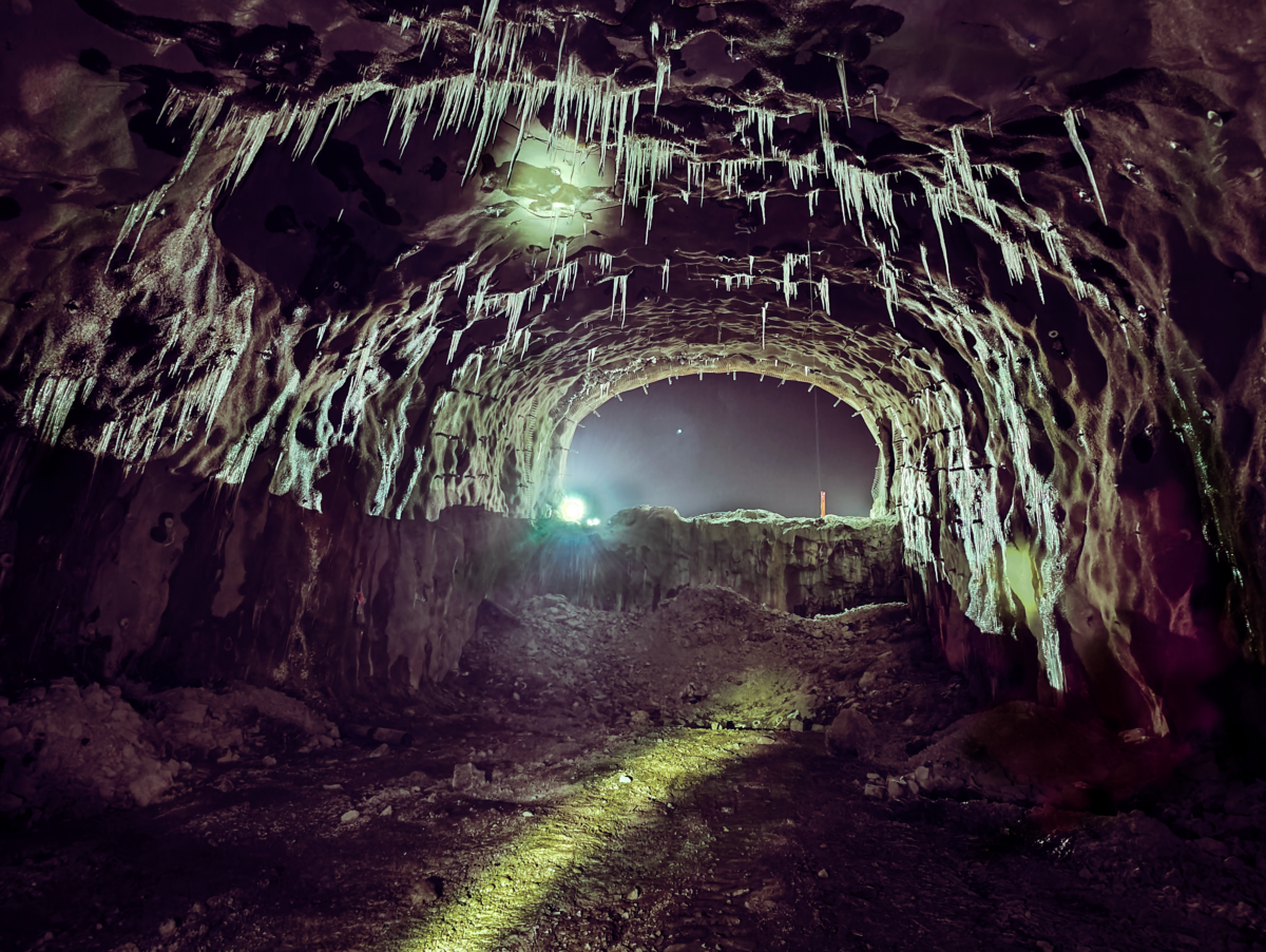 Vy från ett rulltrappsschakt där man tittar uppåt. I bergtaket hänger hundratals istappar.