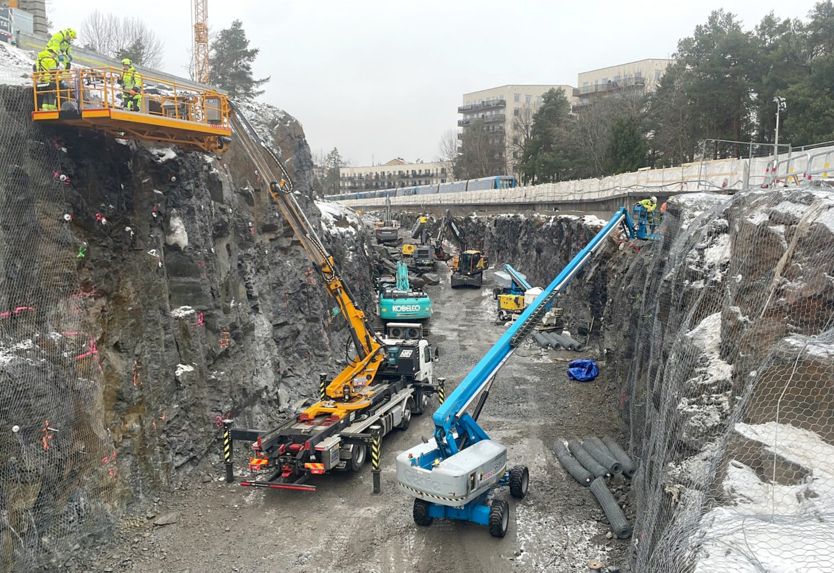 Bilden visar nya tunnelbanans arbetsområde söder om Hökarängens station