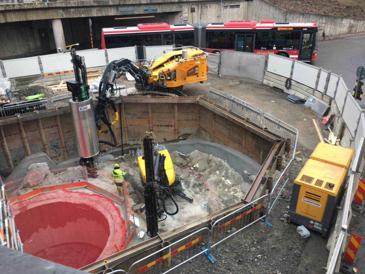 Bilden visar ett arbetsområde med borriggar och ett runt schakt.