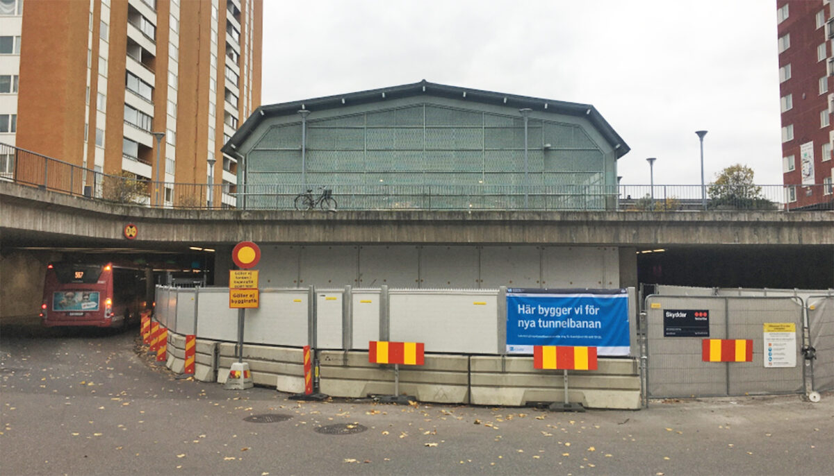 Bilden visar Akalla station och bussterminal med nya tunnelbanans arbetsområde intill.