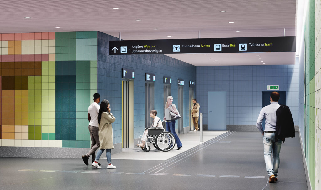 Visionsbild av Gullmarsplans mellanplan. Vägg med kakel i olika färger och människor som står och väntar på hissar. uppe i taket syns skyltar som visar vägen på stationen.
