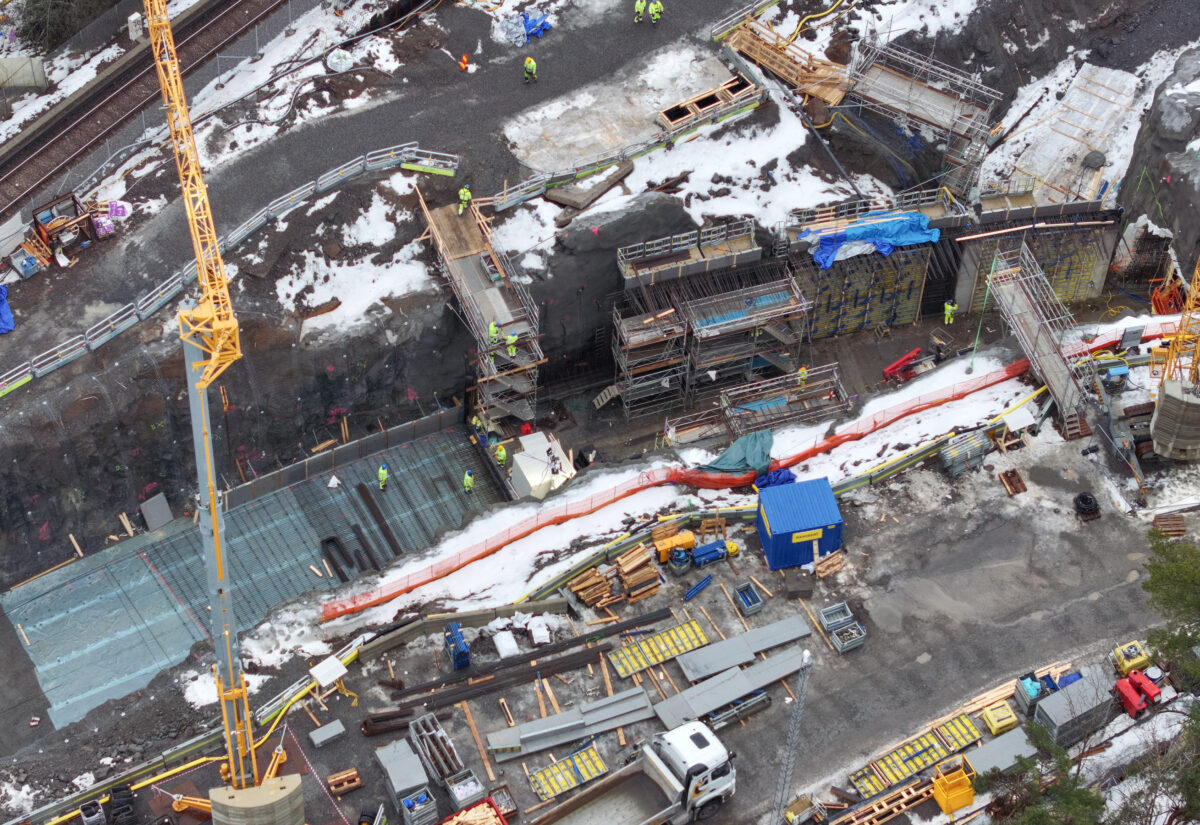 Bilden visar arbeten med att gjuta betongkonstruktion i ett schakt i Hökarängen.