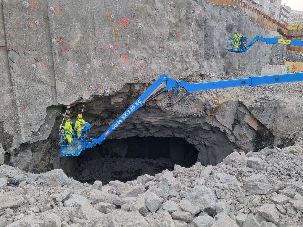 Bild med ett hål i berget dr man sprängt ut för rulltrappa.