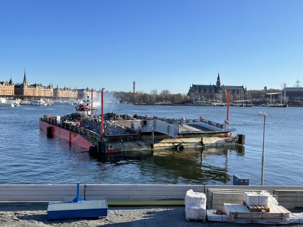 Sista lasset bergmassor på pråm har lämnat Blasieholmen. 