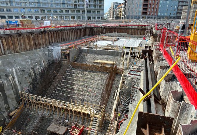 Rulltrappschakt där betongarbeten pågår.