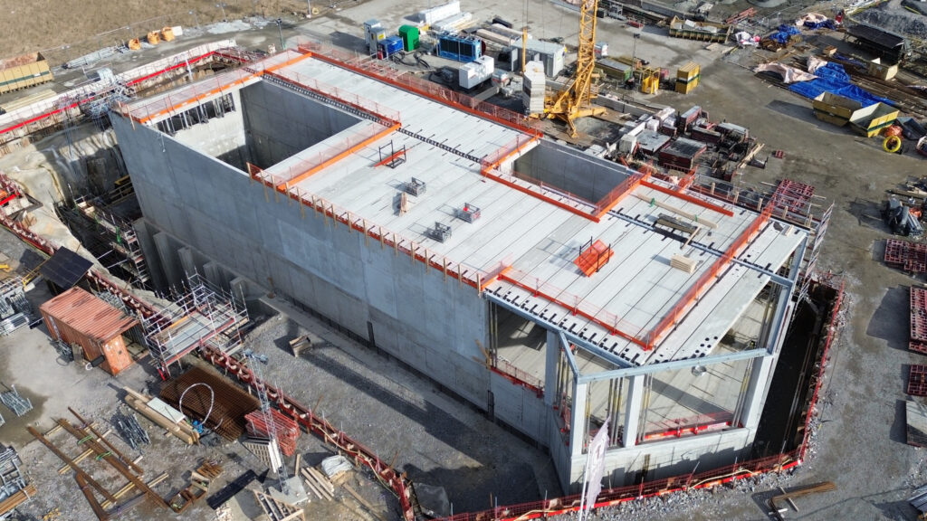 Betongbyggnad och byggarbetsplats i perspektiv uppifrån.